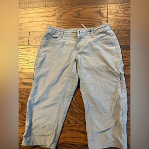 Casual Light Gray Cropped Pants kuhl size 4 with amazing pockets great capris